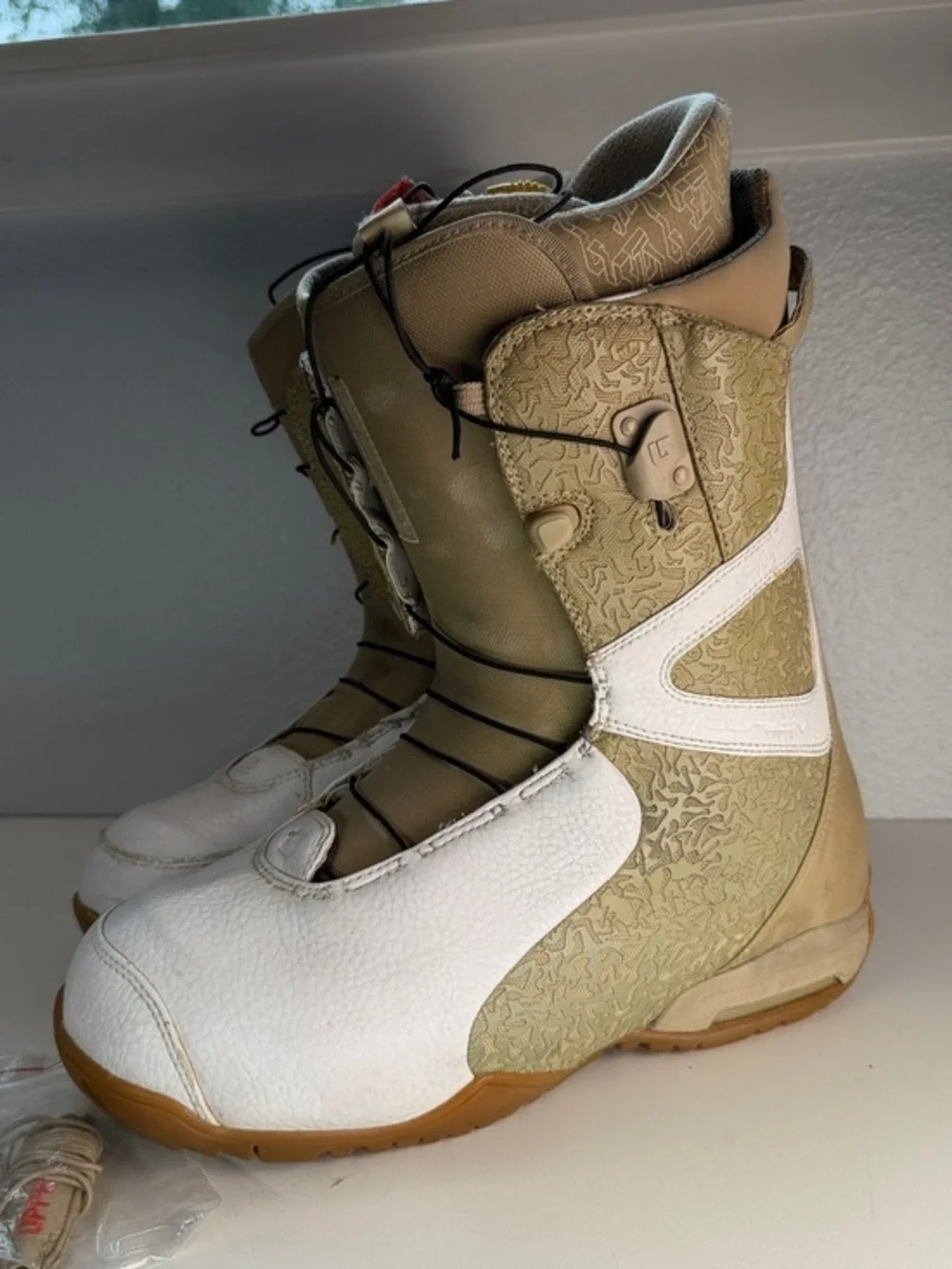 Burton Ion Snowboard Boots Mens 12 Beige White Y2K Speed Lace New laces included